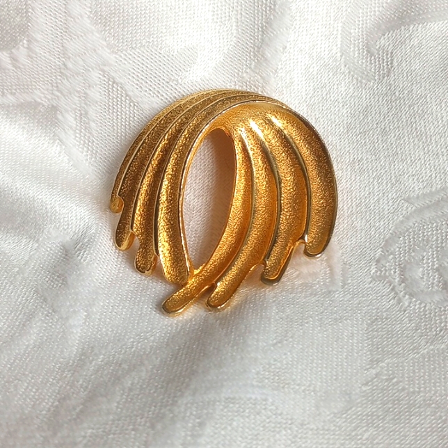 Vintage Womens Costume Jewelry Ribbon Modern Ruffle Gold Tone Brooch 18$